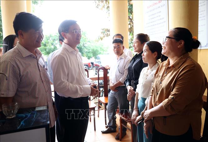 Bí thư Tỉnh ủy Đắk Lắk Nguyễn Đình Trung (đeo kính, áo trắng) và Quyền Chủ tịch UBND tỉnh Đắk Lắk Nguyễn Thiên Văn trao đổi với người dân xã Phú Xuân về mô hình tổ chức chính quyền địa phương hai cấp. Ảnh: Hoài Thu – TTXVN