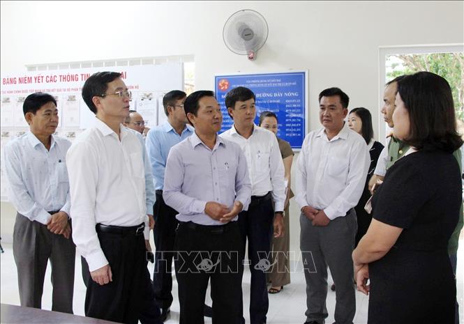 Đoàn công tác của tỉnh Đắk Lắk kiểm tra công tác vận hành thử nghiệm mô hình hoạt động chính quyền địa phương cấp xã (mới) tại phường Buôn Hồ. Ảnh: TTXVN phát
