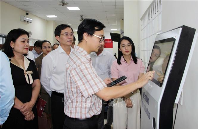 Đoàn công tác của tỉnh Đắk Lắk kiểm tra công tác vận hành thử nghiệm mô hình hoạt động chính quyền địa phương cấp xã (mới) tại phường Buôn Hồ. Ảnh: TTXVN phát