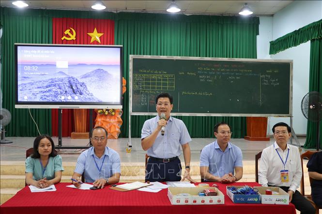 Bí thư Tỉnh ủy, Chủ tịch HĐND tỉnh Tây Ninh Nguyễn Mạnh Hùng cùng Ban Chỉ đạo Kỳ thi tốt nghiệp THPT năm 2025 tiến hành kiểm tra công tác chuẩn bị kỳ thi tốt nghiệp. Ảnh: Giang Phương – TTXVN