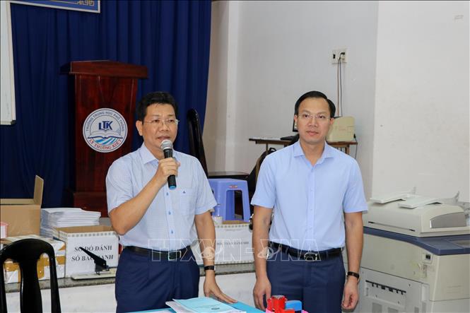 Bí thư Tỉnh ủy, Chủ tịch HĐND tỉnh Tây Ninh Nguyễn Mạnh Hùng (trái) cùng Phó Chủ tịch UBND tỉnh - Trưởng Ban Chỉ đạo kỳ thi tốt nghiệp THPT năm 2025 Đoàn Trung Kiên kiểm tra lại Điểm thi Trường THPT Nguyễn Chí Thanh, Tây Ninh. Ảnh: Giang Phương – TTXVN