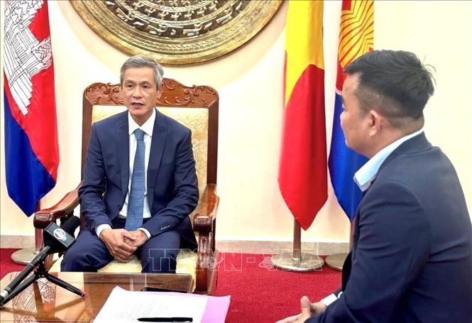 Đại sứ Việt Nam tại Campuchia Nguyễn Minh Vũ trả lời phỏng vấn AKP. Ảnh: TTXVN phát