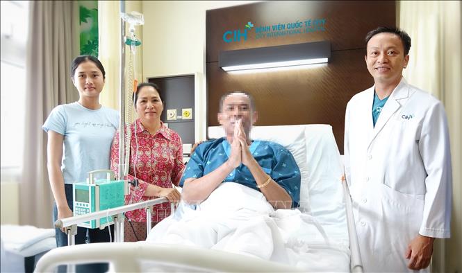 The Cambodian patient expresses his thanks to Vietnamese doctors. VNA/Photo by courtesy