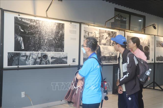 Visitors to the exhibition. VNA Photo: Thu Hiền 