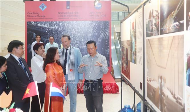 Visitors to the exhibition. VNA Photo: Thu Hiền 