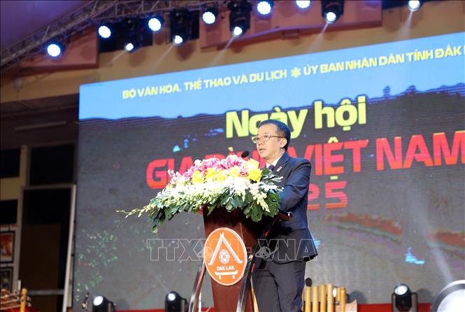 Phó Giám đốc Trung tâm Triển lãm văn hóa nghệ thuật Việt Nam (Bộ Văn hóa, Thể thao và Du lịch) Trần Quang Vinh phát biểu khai mạc Ngày hội. Ảnh: Hoài Thu – TTXVN. Ảnh: Hoài Thu – TTXVN.