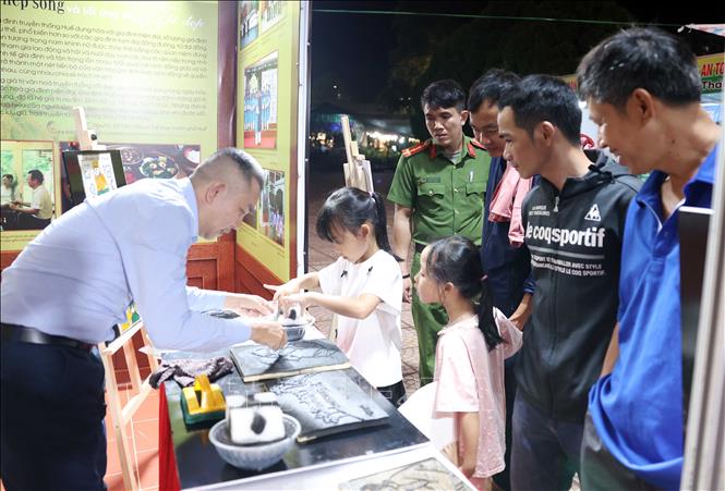 Tham quan, trải nghiệm không gian trưng bày và các gian hàng của các tỉnh, đơn vị tham gia Ngày hội Gia đình Việt Nam năm 2025. Ảnh: Hoài Thu – TTXVN.