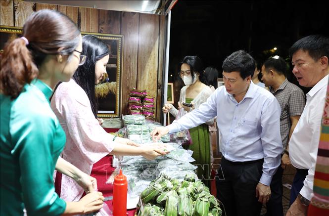 Tham quan, trải nghiệm không gian trưng bày và các gian hàng của các tỉnh, đơn vị tham gia Ngày hội Gia đình Việt Nam năm 2025. Ảnh: Hoài Thu – TTXVN.