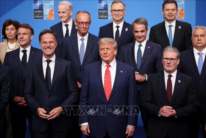 Tổng thống Mỹ Donald Trump (giữa, hàng đầu) chụp ảnh chung cùng lãnh đạo các nước thành viên NATO tại hội nghị thượng đỉnh của liên minh, tại La Hay (Hà Lan) ngày 25/6/2025. Ảnh: Reuters/TTXVN