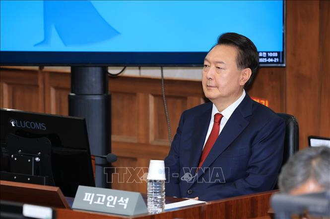 Tổng thống Hàn Quốc Yoon Suk Yeol trong phiên điều trần tại Toà án quận trung tâm Seoul, ngày 21/4/2025. Ảnh: THX/TTXVN