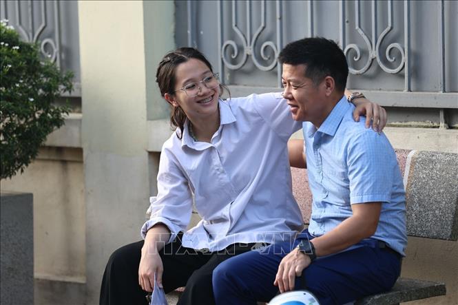 Phụ huynh động viên thi sinh thi tốt. Ảnh: Thanh Tùng - TTXVN