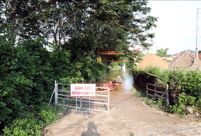 Đường vào thôn Tân Nhiên ở ven sông, xã Nhật Tiến, huyện Hữu Lũng, tỉnh Lạng Sơn vẫn bị ngập. Ảnh: Văn Đạt - TTXVN