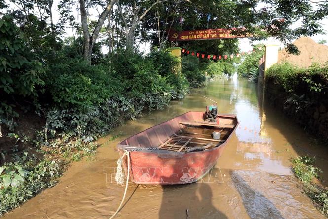 Đường vào thôn Tân Nhiên ở ven sông, xã Nhật Tiến, huyện Hữu Lũng, tỉnh Lạng Sơn vẫn bị ngập. Ảnh: Văn Đạt - TTXVN