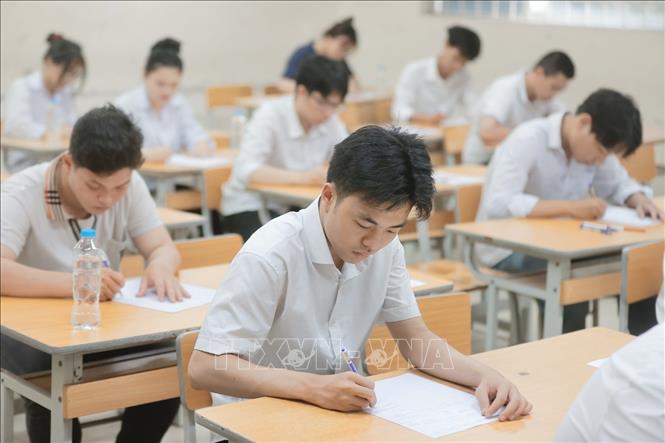 Thí sinh chuẩn bị làm bài thi môn Ngữ văn tại điểm thi Trường THPT Nguyễn Gia Thiều (Long Biên, Hà Nội). Ảnh: Minh Quyết - TTXVN
