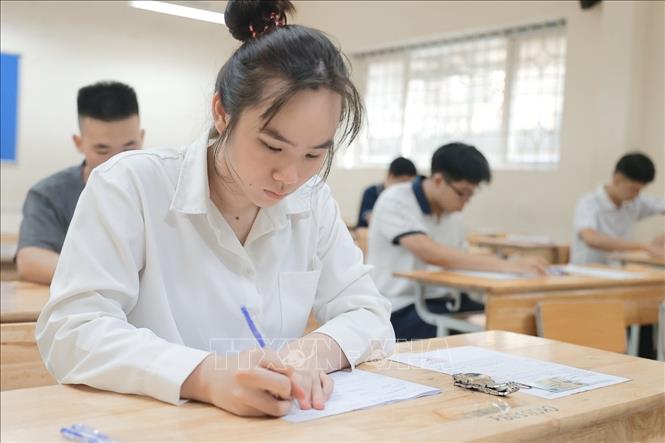 Thí sinh chuẩn bị làm bài thi môn Ngữ văn tại điểm thi Trường THPT Nguyễn Gia Thiều (Long Biên, Hà Nội). Ảnh: Minh Quyết - TTXVN