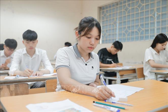 Thí sinh chuẩn bị làm bài thi môn Ngữ văn tại điểm thi Trường THPT Nguyễn Gia Thiều (Long Biên, Hà Nội). Ảnh: Minh Quyết - TTXVN