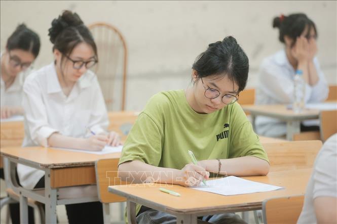 Thí sinh chuẩn bị làm bài thi môn Ngữ văn tại điểm thi Trường THPT Nguyễn Gia Thiều (Long Biên, Hà Nội). Ảnh: Minh Quyết - TTXVN