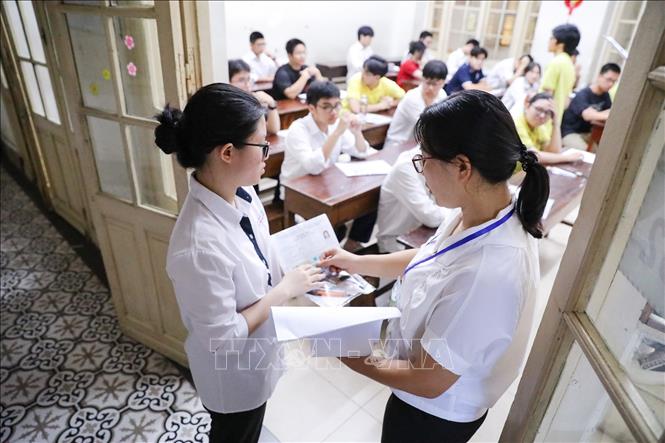 Kiểm tra thông tin thí sinh trước khi vào phòng thi tại điểm thi Trường THPT Trần Phú (quận Hoàn Kiếm, Hà Nội). Ảnh: Khánh Hoà - TTXVN
