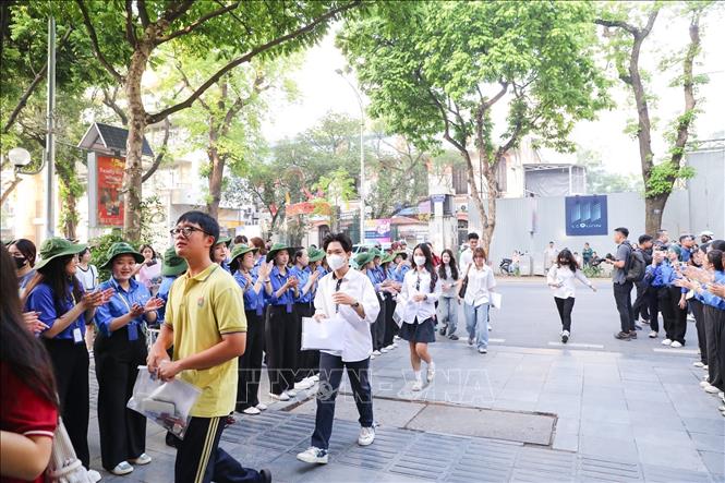 Thí sinh tới dự thi môn Ngữ văn kỳ thi Tốt nghiệp THPT 2025 tại điểm thi Trường THPT Trần Phú (quận Hoàn Kiếm, Hà Nội). Ảnh: Khánh Hoà - TTXVN