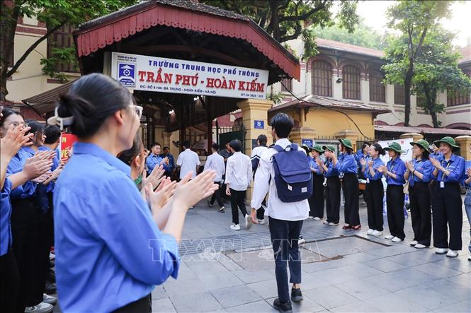 Thí sinh tới dự thi môn Ngữ văn kỳ thi Tốt nghiệp THPT 2025 tại điểm thi Trường THPT Trần Phú (quận Hoàn Kiếm, Hà Nội). Ảnh: Khánh Hoà - TTXVN