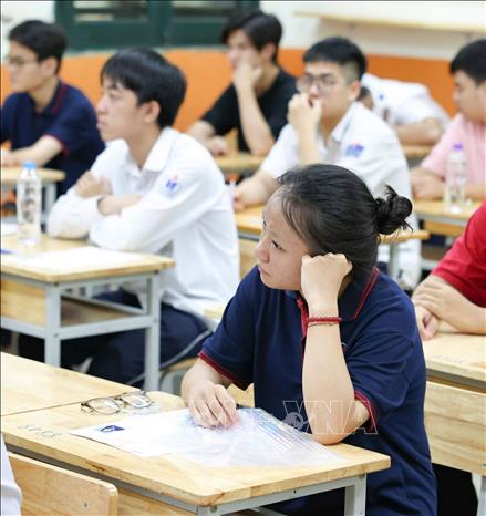 Thí sinh vào phòng tại điểm thi THCS Minh Khai, quận Hai Bà Trưng. Ảnh: Thanh Tùng - TTXVN