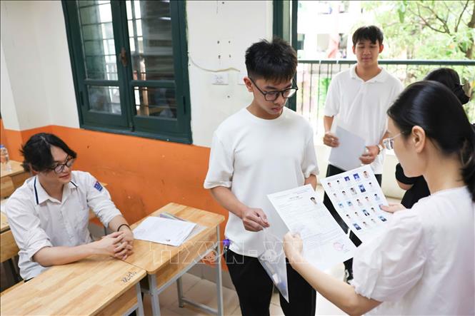 Thí sinh vào phòng tại điểm thi THCS Minh Khai, quận Hai Bà Trưng. Ảnh: Thanh Tùng - TTXVN