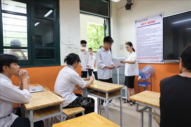 Thí sinh vào phòng tại điểm thi THCS Minh Khai, quận Hai Bà Trưng. Ảnh: Thanh Tùng - TTXVN