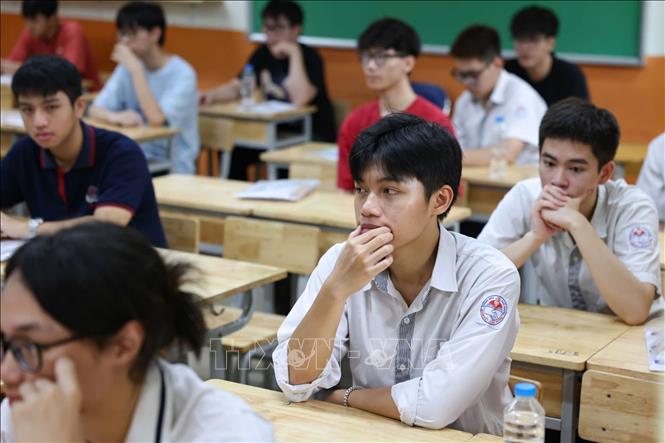 Thí sinh vào phòng tại điểm thi THCS Minh Khai, quận Hai Bà Trưng. Ảnh: Thanh Tùng - TTXVN