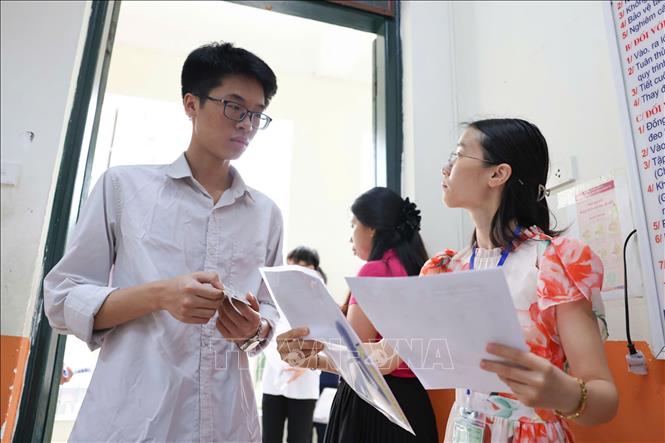Thí sinh vào phòng tại điểm thi THCS Minh Khai, quận Hai Bà Trưng. Ảnh: Thanh Tùng - TTXVN