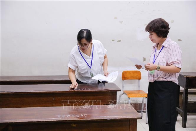 Giám thị ghi số báo danh thí sinh trước khi bắt đầu giờ thi môn Ngữ văn tại điểm thi Trường THPT Trần Phú (quận Hoàn Kiếm, Hà Nội). Ảnh: Khánh Hoà - TTXVN