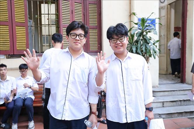 Thí sinh tới dự thi môn Ngữ văn kỳ thi Tốt nghiệp THPT 2025 tại điểm thi Trường THPT Trần Phú (quận Hoàn Kiếm, Hà Nội). Ảnh: Khánh Hoà - TTXVN
