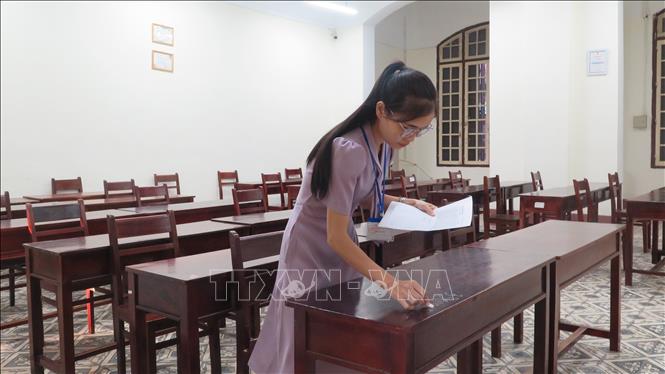 Giám thị viết số báo danh. Ảnh: Tường Vi- TTXVN 
        