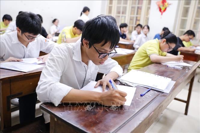 Thí sinh chuẩn bị làm bài thi môn Ngữ văn Kỳ thi tốt nghiệp THPT 2025 tại điểm thi Trường THPT Trần Phú (quận Hoàn Kiếm, Hà Nội). Ảnh: Khánh Hoà - TTXVN