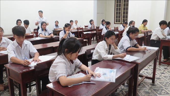 Thí sinh tham gia thi môn ngữ văn tại điểm trường THPT chuyên Quốc học Huế. Ảnh: Tường Vi - TTXVN
