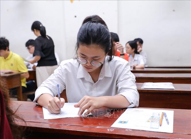 Thí sinh chuẩn bị làm bài thi môn Ngữ văn Kỳ thi tốt nghiệp THPT 2025 tại điểm thi Trường THPT Trần Phú (quận Hoàn Kiếm, Hà Nội). Ảnh: Khánh Hoà - TTXVN