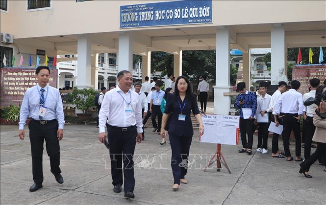 Đoàn kiểm tra UBND tỉnh kiểm tra tại điểm thi Trường THPT Lê Quý Đôn. Ảnh: Hồng Thái - TTXVN