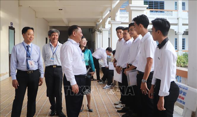 Lãnh đạo UBND tỉnh động viên thí sinh trước giờ thi tại điểm thi Trường THPT Lê Quý Đôn. Ảnh: Hồng Thái - TTXVN