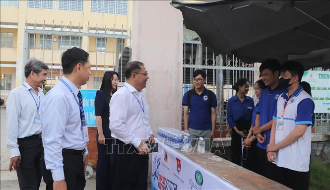 Lãnh đạo UBND tỉnh động viên đội hình tiếp sức mùa thi tại điểm thi Trường THPT Chiêm Thành Tấn. Ảnh: Hồng Thái - TTXVN
