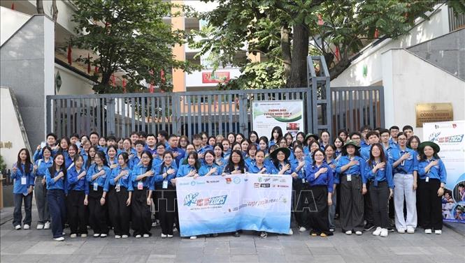 Thanh niên tình nguyện hỗ trợ Kỳ thi tốt nghiệp THPT năm 2025 tại điểm trường THCS Ngô Sĩ Liên (quận Hoàn Kiếm). Ảnh: Thành Phương - TTXVN