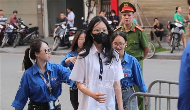 Thanh niên tình nguyện hỗ trợ Kỳ thi tốt nghiệp THPT năm 2025 tại điểm trường THCS Ngô Sĩ Liên (quận Hoàn Kiếm). Ảnh: Thành Phương - TTXVN