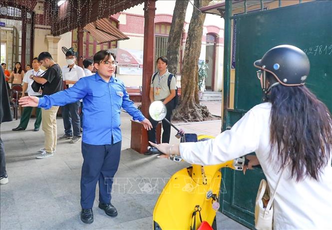 Thanh niên tình nguyện hỗ trợ kỳ thi tốt nghiệp THPT năm 2025 tại điểm trường THPT Trần Phú (quận Hoàn Kiếm). Ảnh: Khánh Hoà - TTXVN