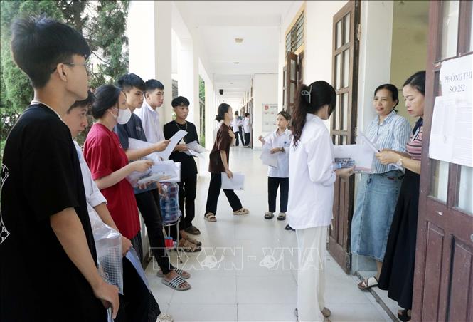 Thí sinh vào phòng thi. Ảnh: Công Tường-TTXVN