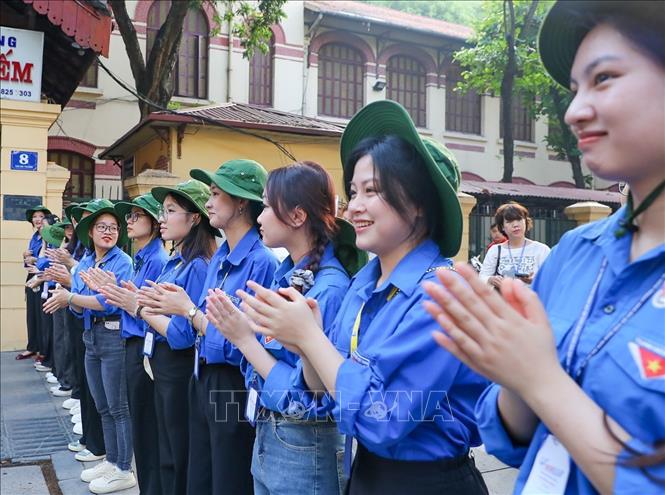 Thanh niên tình nguyện hỗ trợ kỳ thi tốt nghiệp THPT năm 2025 tại điểm trường THPT Trần Phú (quận Hoàn Kiếm). Ảnh: Khánh Hoà - TTXVN
