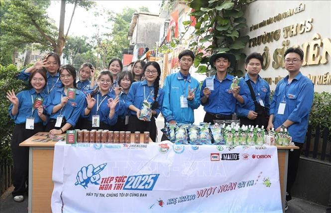 Thanh niên tình nguyện hỗ trợ kỳ thi tốt nghiệp THPT năm 2025 tại điểm trường THCS Ngô Sĩ Liên (quận Hoàn Kiếm). Ảnh: Thành Phương - TTXVN
