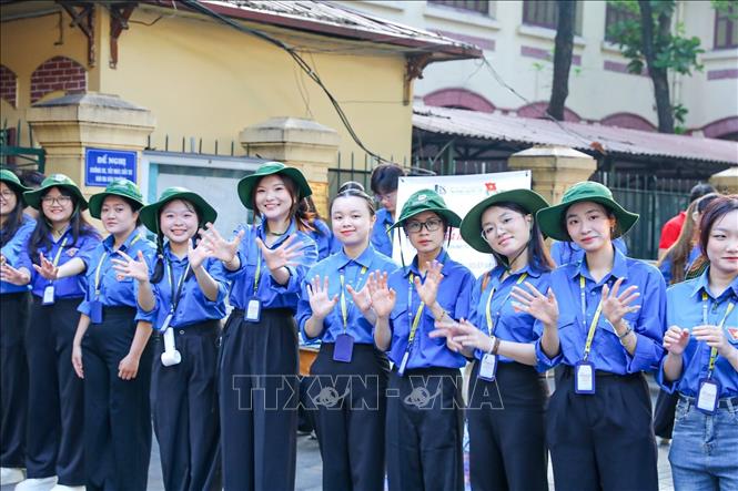 Thanh niên tình nguyện hỗ trợ kỳ thi tốt nghiệp THPT năm 2025 tại điểm trường THPT Trần Phú (quận Hoàn Kiếm). Ảnh: Khánh Hoà - TTXVN