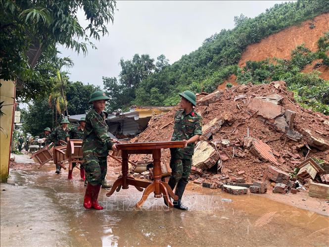 Bộ chỉ huy Quân sự tỉnh Yên Bái huy động hơn 30 cán bộ, chiến sĩ hỗ trợ gia đình nạn nhân di chuyển các vật dụng gia đình. Ảnh: Đinh Thùy - TTXVN