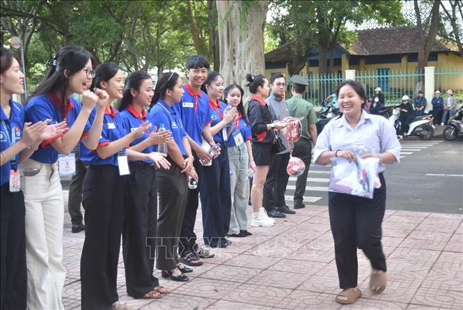 Lực lượng tiếp sức mùa thi động viên thí sinh tham gia Kỳ thi tốt nghiệp THPT 2025. Ảnh: Nguyên Dung – TTXVN