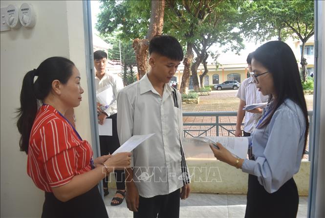 Thí sinh làm thủ tục vào phòng thi. Ảnh: Nguyên Dung – TTXVN