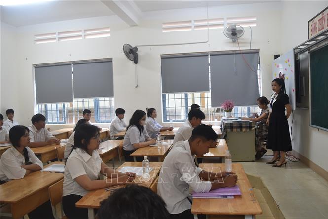 Cán bộ coi thi phổ biến quy chế thi tại điểm thi trường THPT Hồng Đức (thành phố Buôn Ma Thuột, tỉnh Đắk Lắk). Ảnh: Nguyên Dung – TTXVN