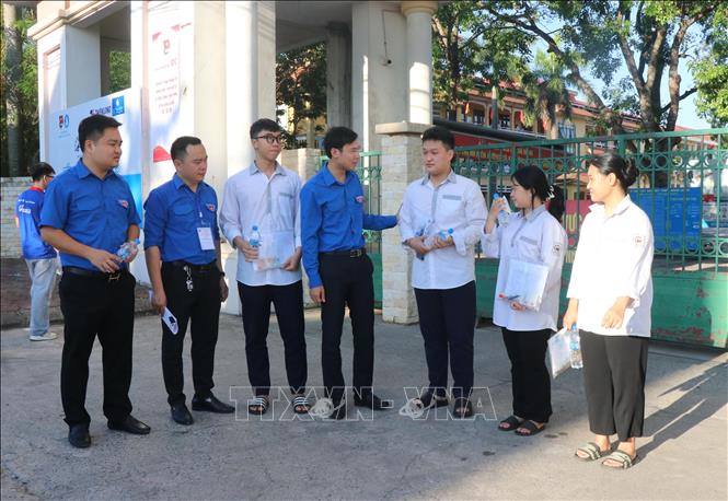 Lãnh đạo Tỉnh Đoàn Bắc Ninh động viên thí sinh tham dự Kỳ thi tốt nghiệp THPT tại điểm thi trường THPT Quế Võ số 1, thị xã Quế Võ, tỉnh Bắc Ninh. Ảnh: Thanh Thương - TTXVN